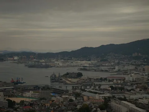 霧と港の穏やかな情景