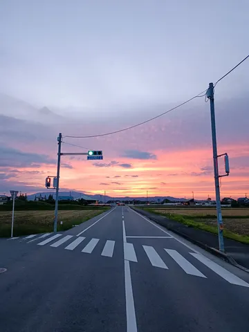 信号待ち、茜色の空