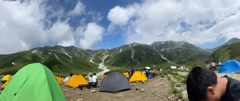 山岳キャンプの緑のテント