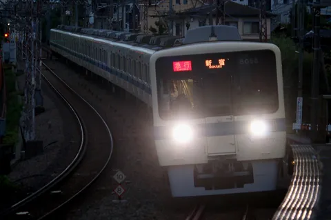 夜の列車が近づく瞬間
