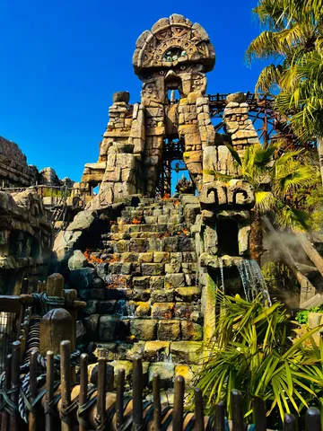 古代遺跡と滝の神秘的な風景