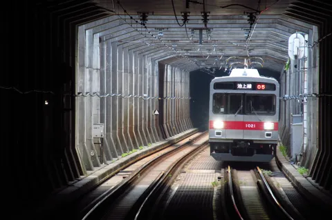 カーブを抜ける列車の光