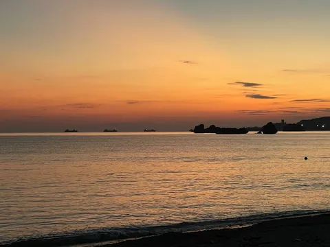 夕暮れの海と船影の静寂