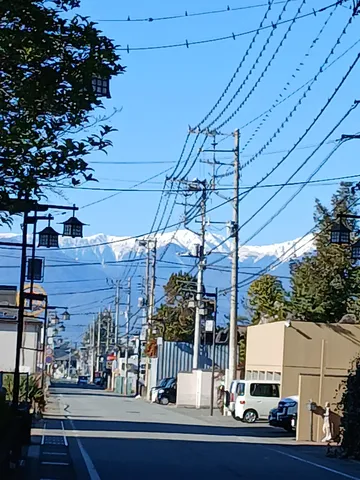 温泉街の奥に聳え立つ南アルプス