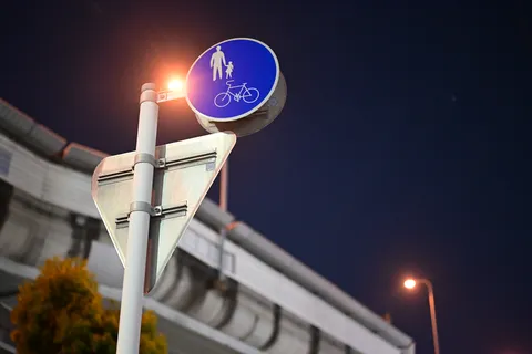 夜空に浮かぶ標識