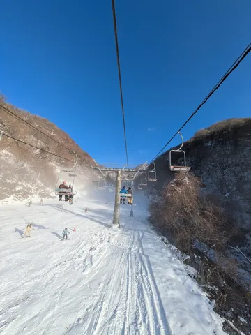 青空と雪のリフト風景