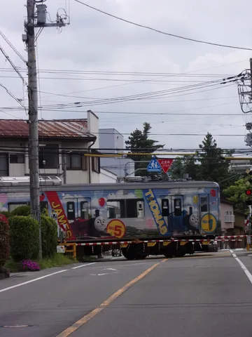 トーマス号、踏切を通過中！