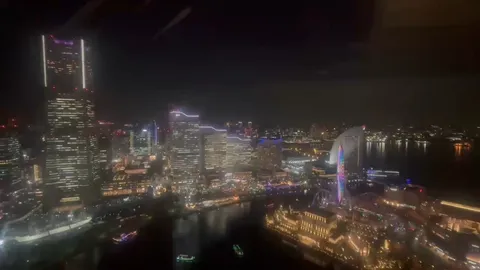 煌めく港町の夜景