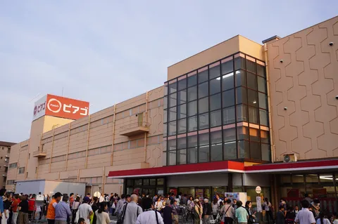 夕暮れのピアゴ、人々が集う時