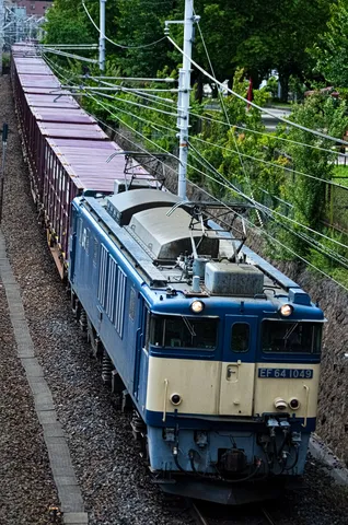 長大貨物列車の力走