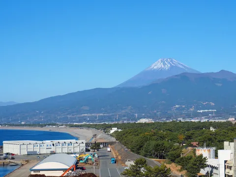 雄大な富士山と港の風景