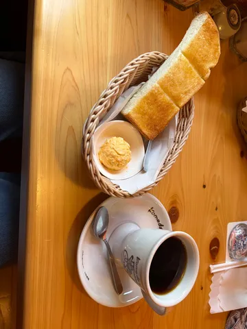 パンとコーヒーの朝光