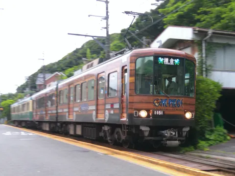 住宅街を疾走する1101F