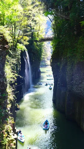 緑深き渓谷、水面を彩る小舟たち