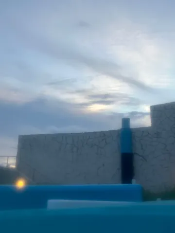 儚げな夕暮れ、水辺の静寂