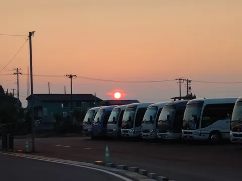 夕暮れのバス旅