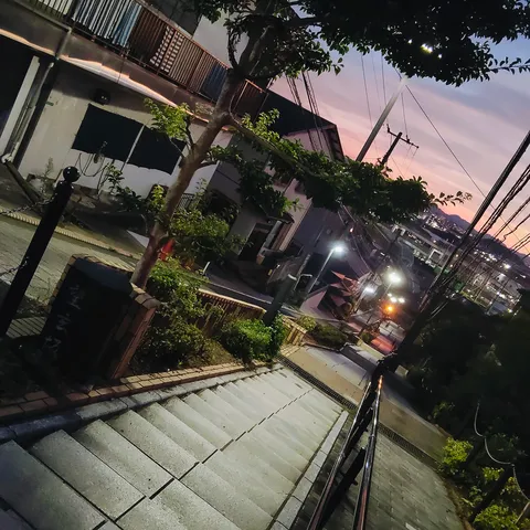 夕暮れの階段、街灯の灯り