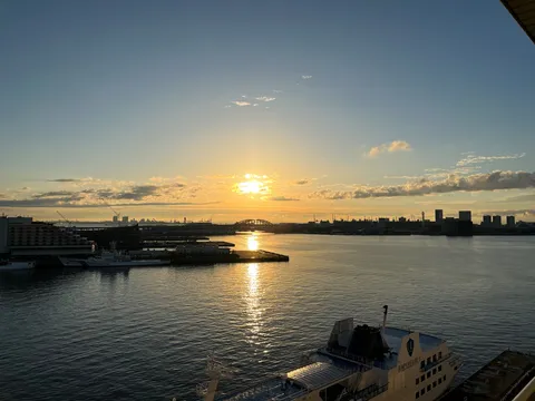 水面にほどける夕暮れ