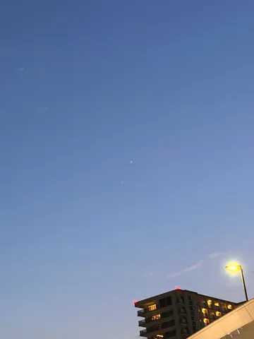 夜空の宝石と街灯