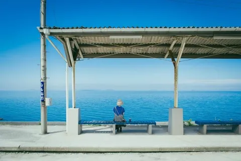 青い海と駅の静寂