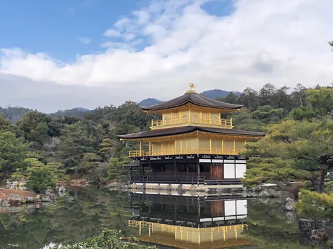 水面に映る黄金の殿
