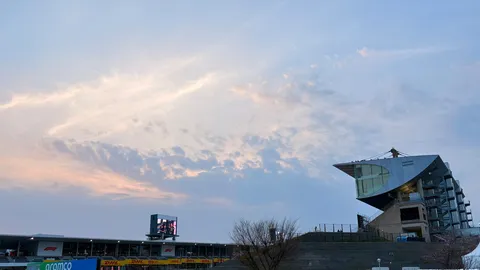 夕景と未来的な建築