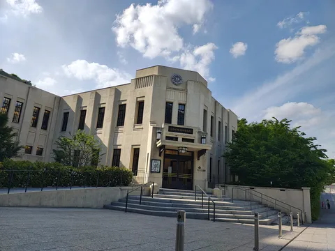 青空に映える重厚な建物