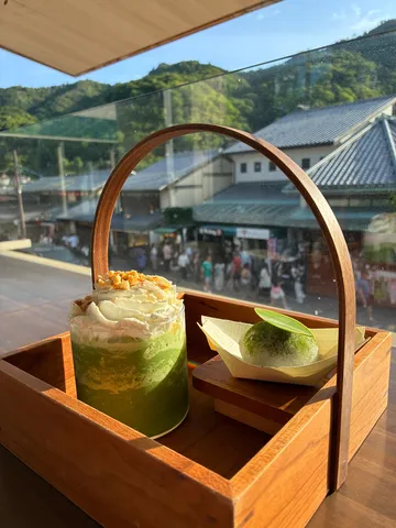 窓辺で味わう抹茶と街並み