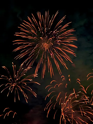 夜空に咲く花火の余韻