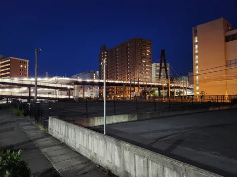 夜の架け橋と街灯
