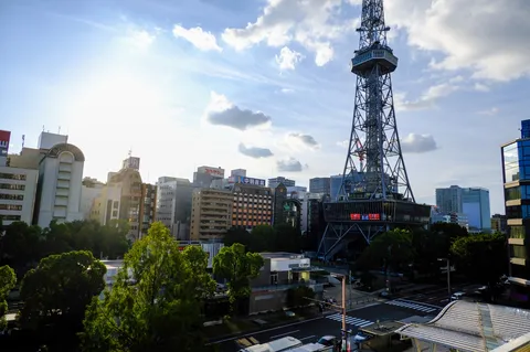 新旧が交差する都会の空
