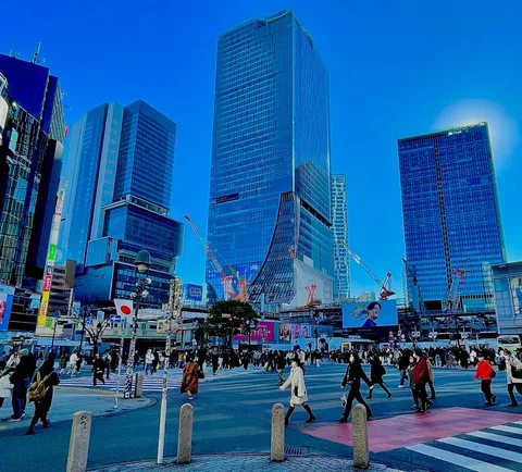 青空と交差する人波