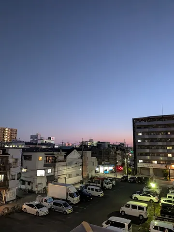 夕暮れ時の街角、静かな駐車場