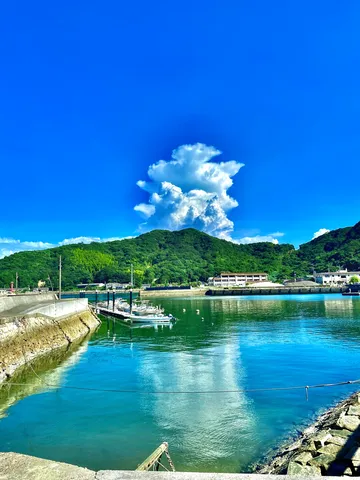 入道雲がそびえる港