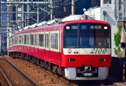 架線の海を走る赤い先頭車