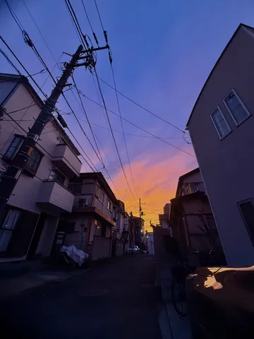 電線と夕焼け、路地のコントラスト