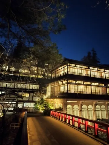 夜のとばり、灯りの温もり