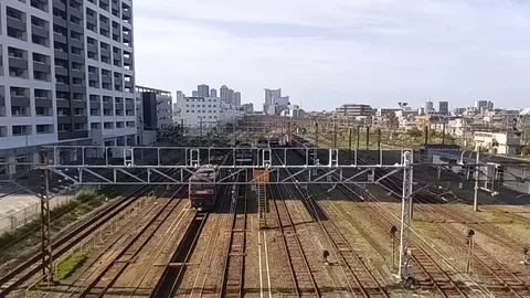 都市を縫う鉄路の眺望