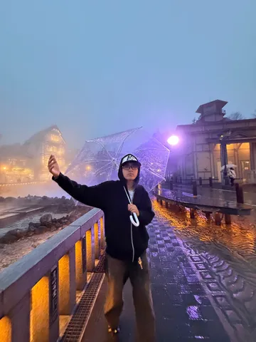 霧雨に濡れる、光と影の夜