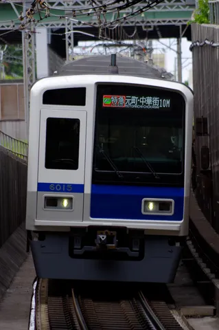 駅への急行列車、6015編成