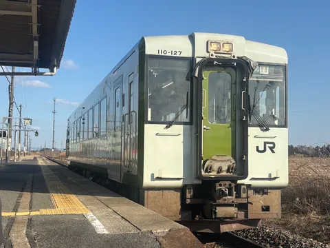 北浦駅に滑り込む列車