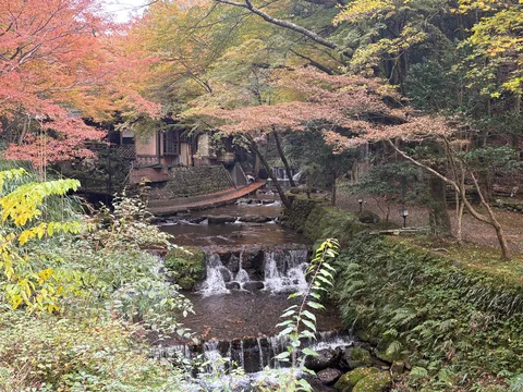 秋色に染まる渓谷の古民家