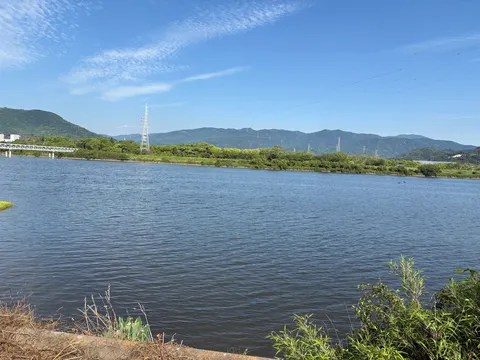 水辺の静けさと遠景の山並み