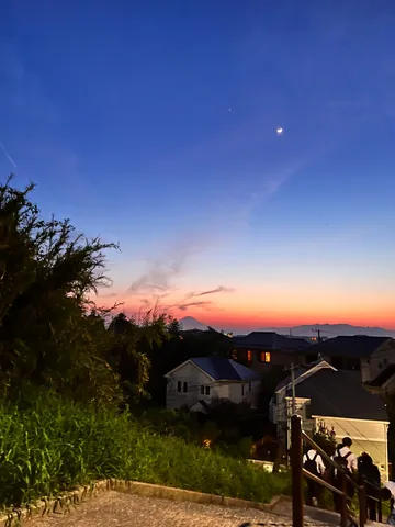 夕暮れの空と小さな星