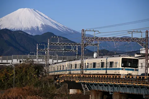 霊峰と白き電車、共演の瞬間