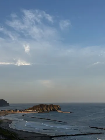 潮風と島影、穏やかな夕暮れ
