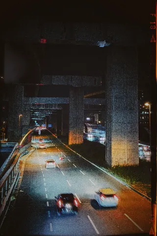夜のハイウェイ、流れる光の軌跡