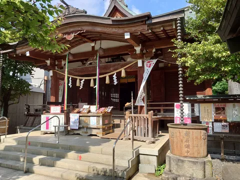陽光そそぐ古社