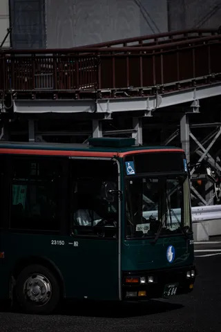 静かに街を行く緑のバス