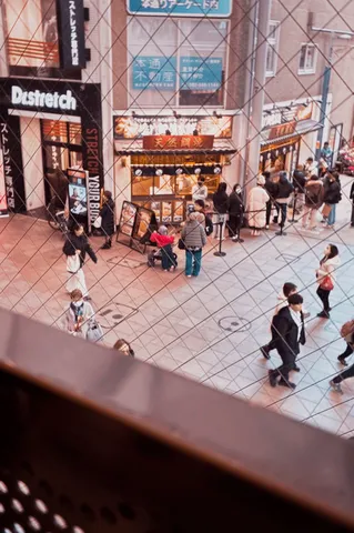 網越しに見る街の息吹